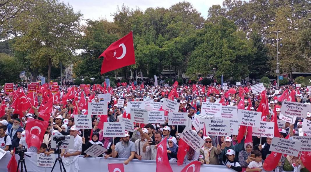 Binlerce aile Saraçhane'de LGBT dayatması için toplandı! Karşı çıkanlara polisin müdahalesi gecikmedi! 1