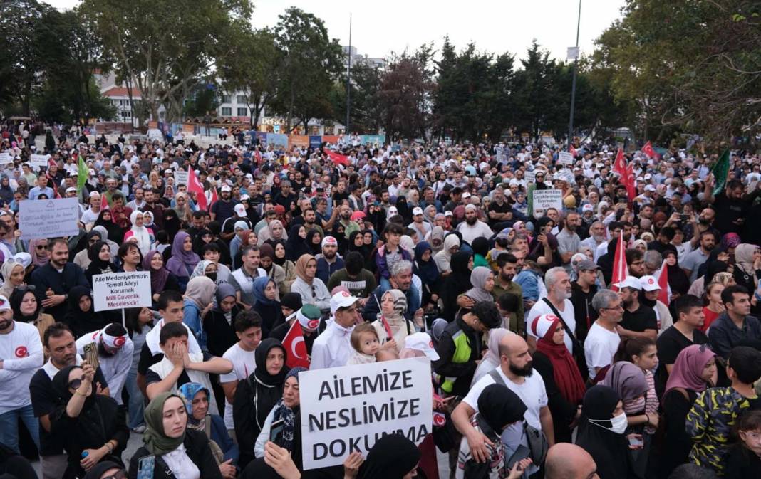 Binlerce aile Saraçhane'de LGBT dayatması için toplandı! Karşı çıkanlara polisin müdahalesi gecikmedi! 2