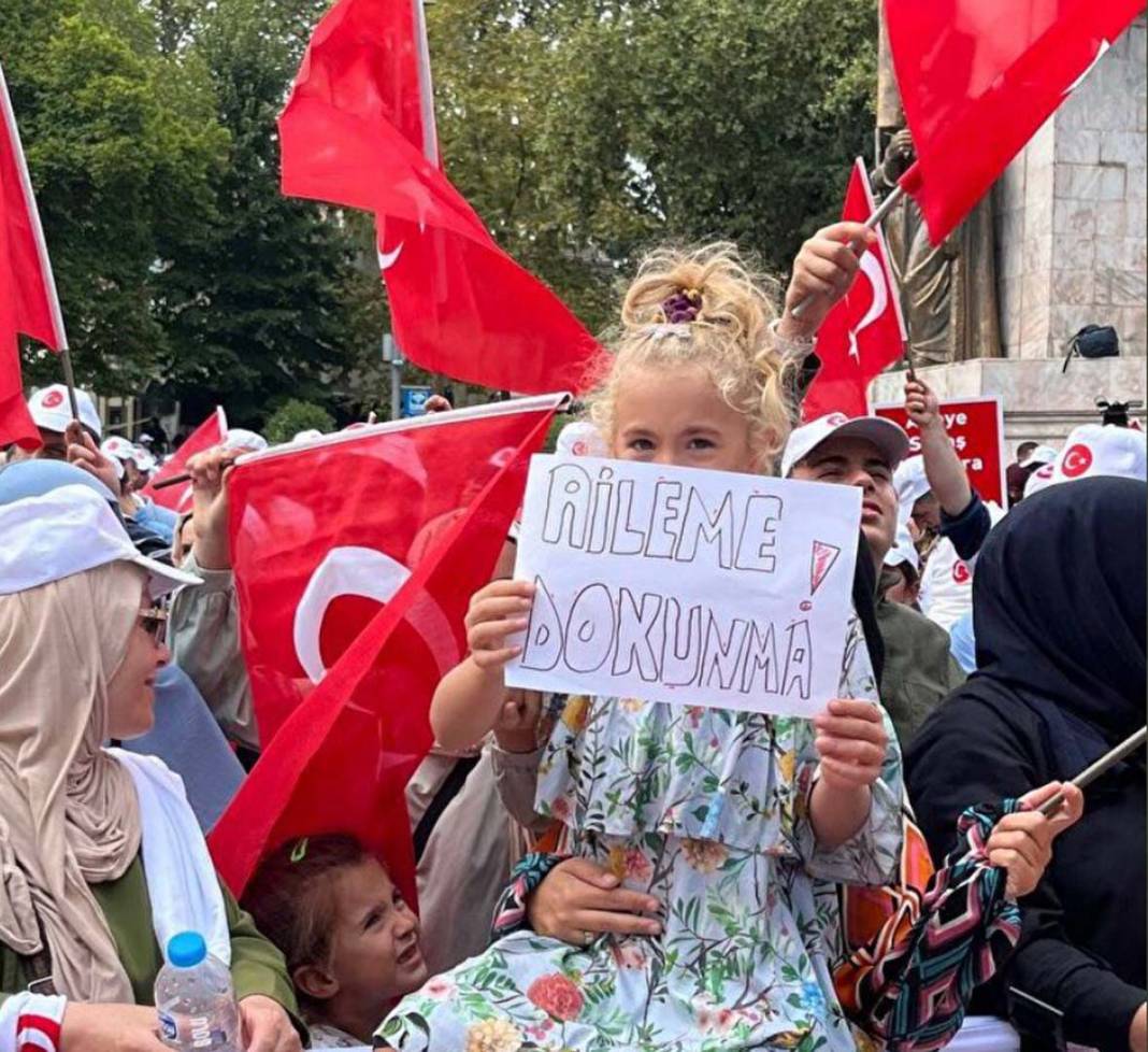 Binlerce aile Saraçhane'de LGBT dayatması için toplandı! Karşı çıkanlara polisin müdahalesi gecikmedi! 4