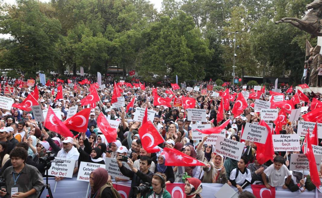 Binlerce aile Saraçhane'de LGBT dayatması için toplandı! Karşı çıkanlara polisin müdahalesi gecikmedi! 6