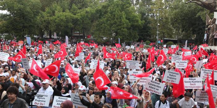 Binlerce aile Saraçhane'de LGBT dayatması için toplandı! Karşı çıkanlara polisin müdahalesi gecikmedi!