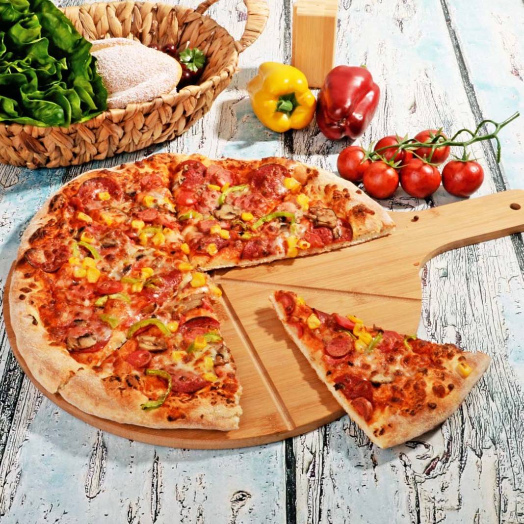 Ünlü pizzacıda yaptıklarına bakın! Pizza tabaklarını ayağına giydikleri terliklerle foşur foşur yıkadı! 3