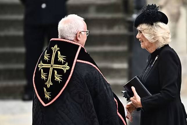 Kraliçe Elizabeth'in cenaze töreninde asalet geçidi: Siyahın 50 tonu! Kim, ne giyindi? Kadınlar neden inci taktı? 4