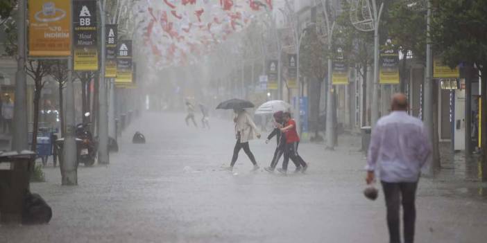 Meteoroloji'nden sağanak yağış ve soğuk hava uyarısı! Tüm yurtta etkili olacak, o iller buz kesecek