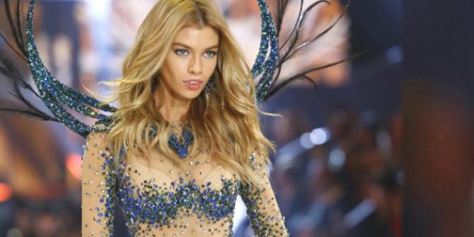 Victoria's Secret meleği burnunu karıştırırken kameralara yakalandı