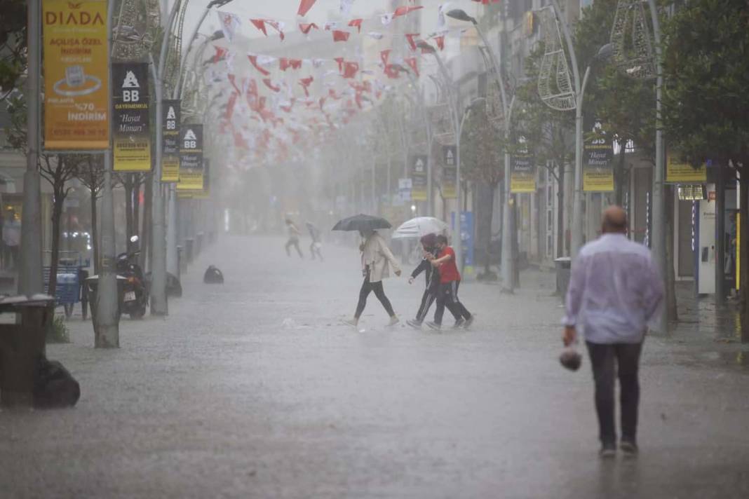 Meteoroloji'den 3 bölge için için gök gürültülü sağanak yağış uyarısı! Bu illerde yaşayanlar dikkat: Sel, su baskını, yıldırım, heyelan... 5