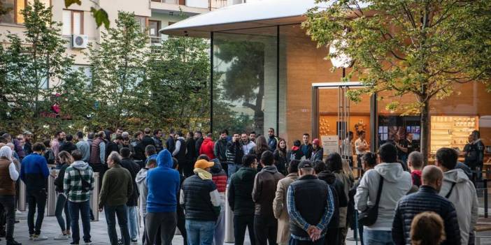 İstanbul'daki Apple mağazalarında dev kuyruklar oluştu! "İphone 14 modelini 57 bin TL’ye aldım."