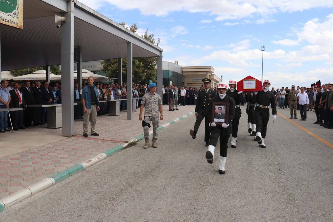 Anne ve babası güçlükle ayakta durdu! Şehit Piyade Üsteğmen Serkan Erkuş, Malatya'da toprağa verildi 10