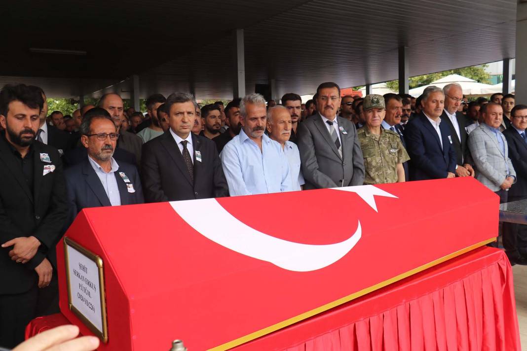 Anne ve babası güçlükle ayakta durdu! Şehit Piyade Üsteğmen Serkan Erkuş, Malatya'da toprağa verildi 11