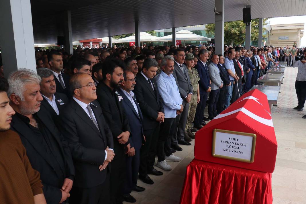 Anne ve babası güçlükle ayakta durdu! Şehit Piyade Üsteğmen Serkan Erkuş, Malatya'da toprağa verildi 12