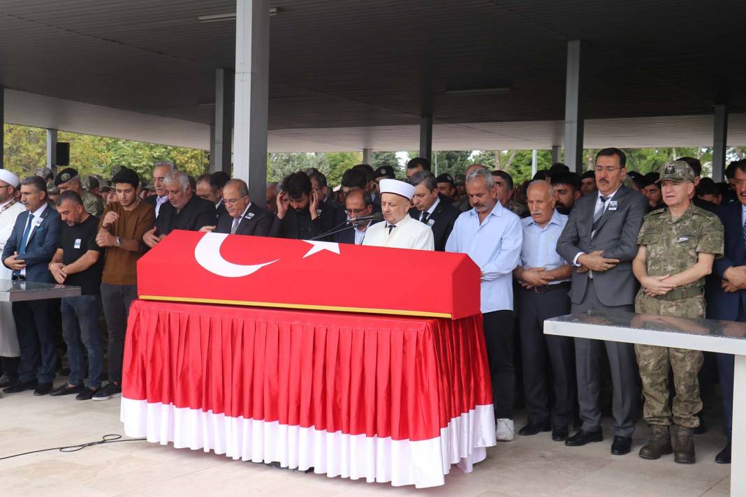 Anne ve babası güçlükle ayakta durdu! Şehit Piyade Üsteğmen Serkan Erkuş, Malatya'da toprağa verildi 14