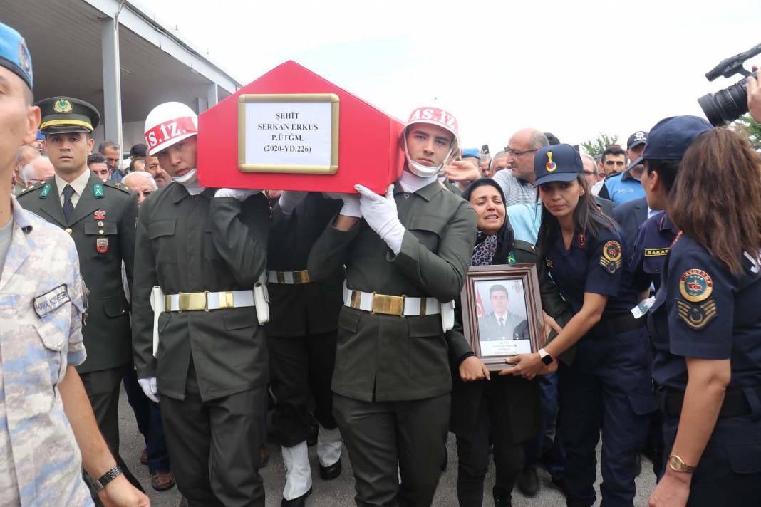 Anne ve babası güçlükle ayakta durdu! Şehit Piyade Üsteğmen Serkan Erkuş, Malatya'da toprağa verildi 15