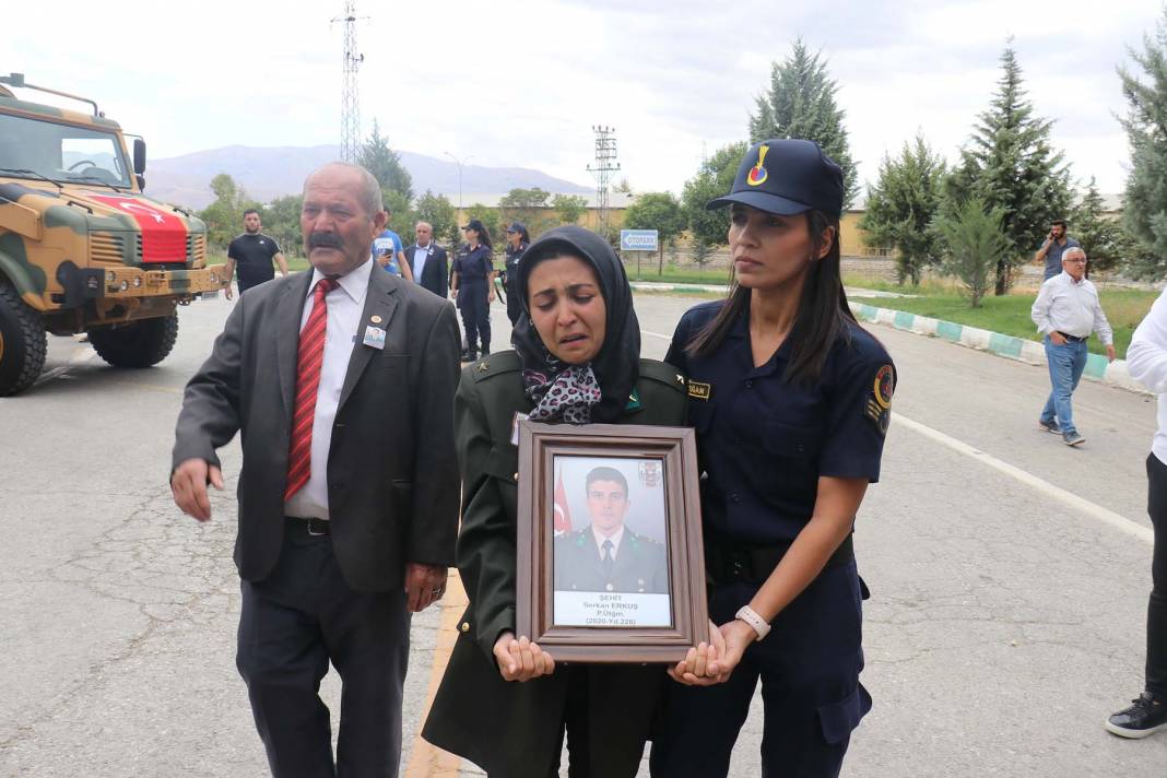 Anne ve babası güçlükle ayakta durdu! Şehit Piyade Üsteğmen Serkan Erkuş, Malatya'da toprağa verildi 16