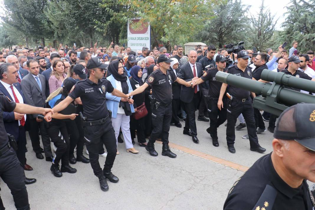 Anne ve babası güçlükle ayakta durdu! Şehit Piyade Üsteğmen Serkan Erkuş, Malatya'da toprağa verildi 17