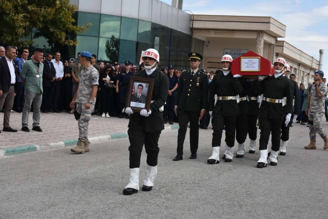 Anne ve babası güçlükle ayakta durdu! Şehit Piyade Üsteğmen Serkan Erkuş, Malatya'da toprağa verildi 2