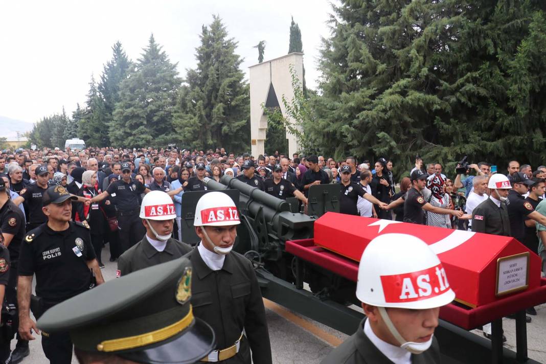 Anne ve babası güçlükle ayakta durdu! Şehit Piyade Üsteğmen Serkan Erkuş, Malatya'da toprağa verildi 21