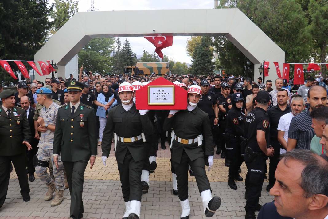 Anne ve babası güçlükle ayakta durdu! Şehit Piyade Üsteğmen Serkan Erkuş, Malatya'da toprağa verildi 22