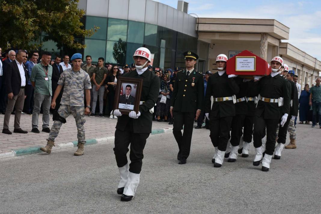 Anne ve babası güçlükle ayakta durdu! Şehit Piyade Üsteğmen Serkan Erkuş, Malatya'da toprağa verildi 3