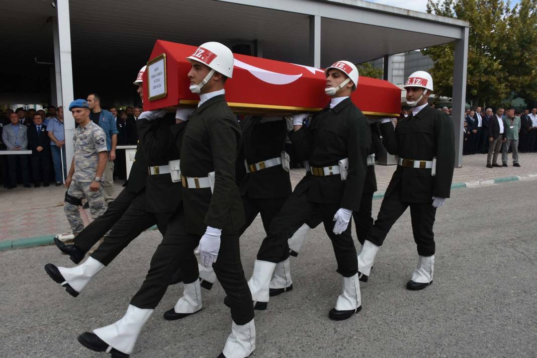 Anne ve babası güçlükle ayakta durdu! Şehit Piyade Üsteğmen Serkan Erkuş, Malatya'da toprağa verildi 4