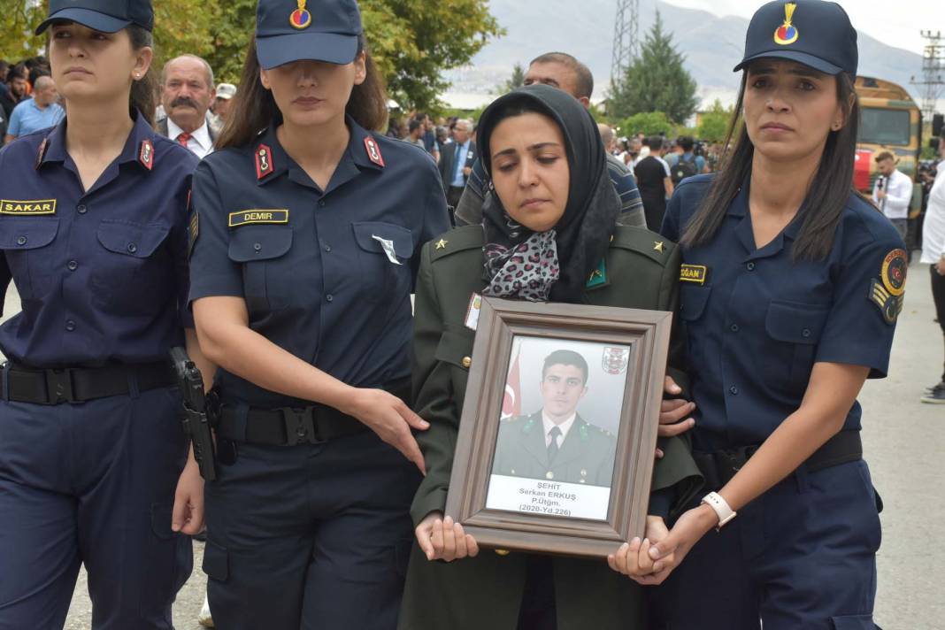 Anne ve babası güçlükle ayakta durdu! Şehit Piyade Üsteğmen Serkan Erkuş, Malatya'da toprağa verildi 7