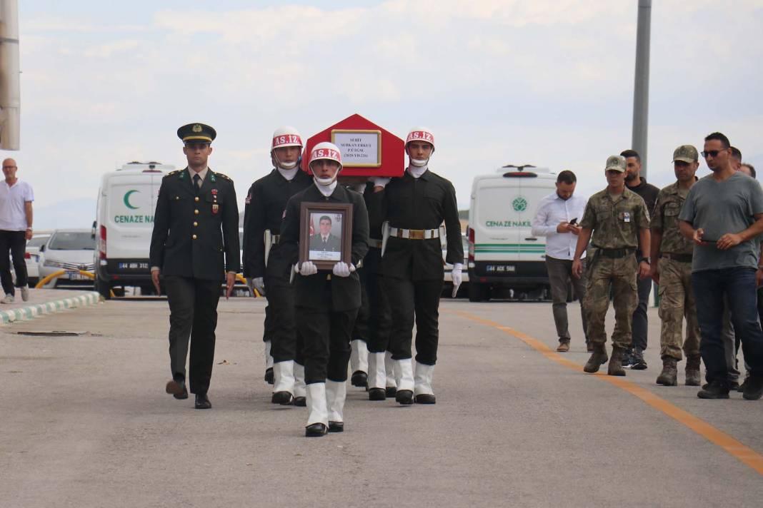 Anne ve babası güçlükle ayakta durdu! Şehit Piyade Üsteğmen Serkan Erkuş, Malatya'da toprağa verildi 9