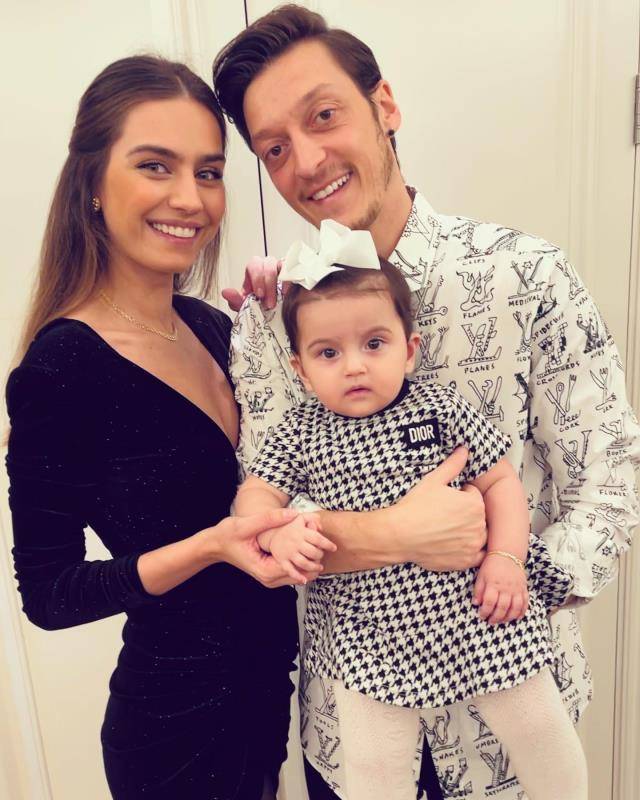 Mesut Özil ve Amine Gülşe ikinci kez evlat kokusunu içlerine çektiler! 5