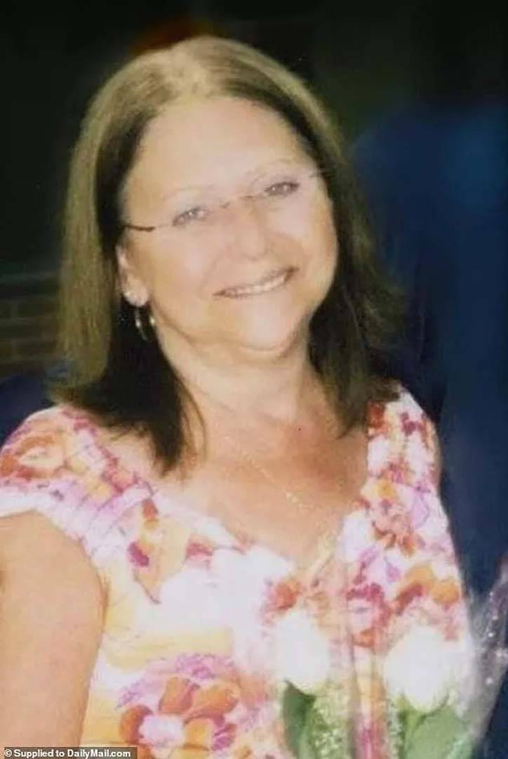 Eski eşinin mezarına her gün tuvaletini yapıp içi dışkı dolu poşetler bırakırken yakalanan psikopat adam! 1