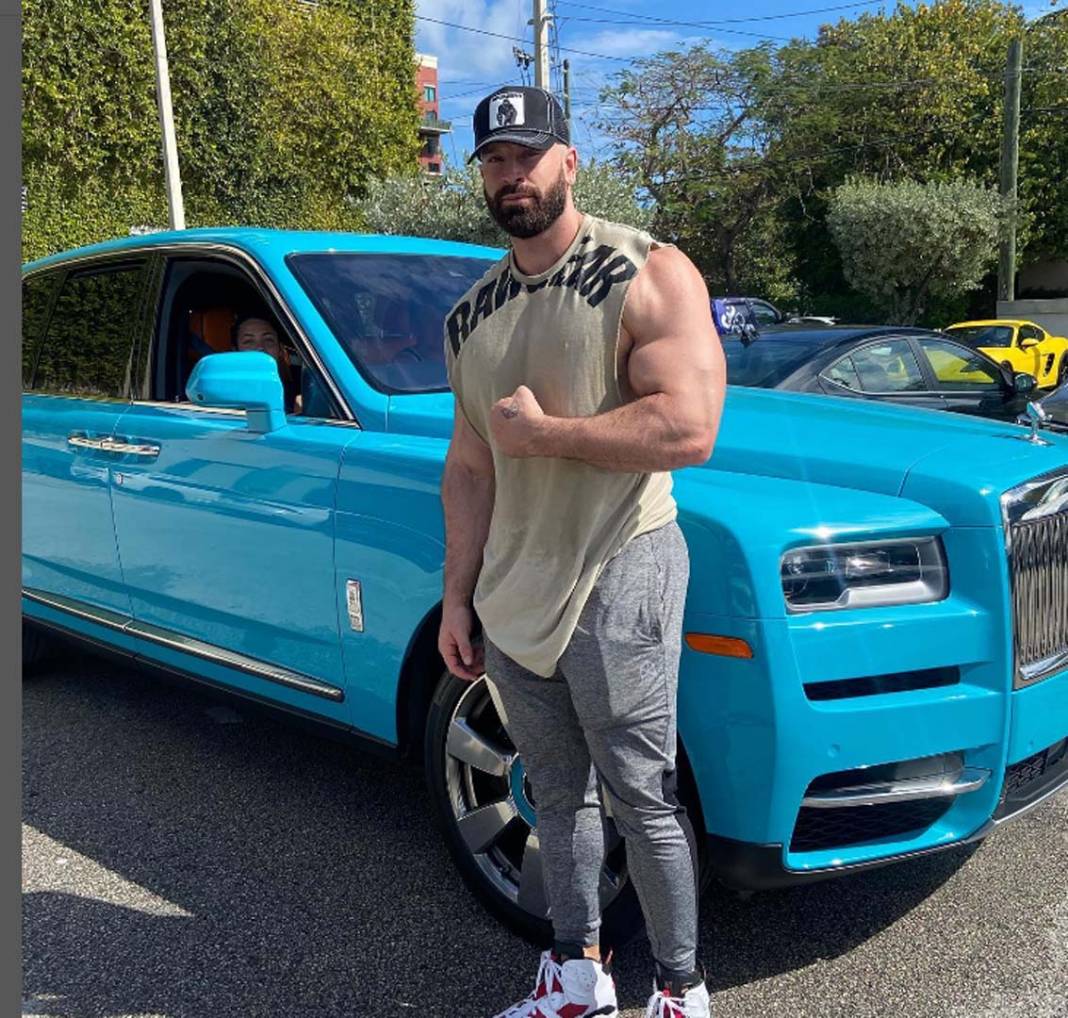 Ünlü spor eğitmeni Bradley Martyn bu defa sınırları fazla zorladı! 2