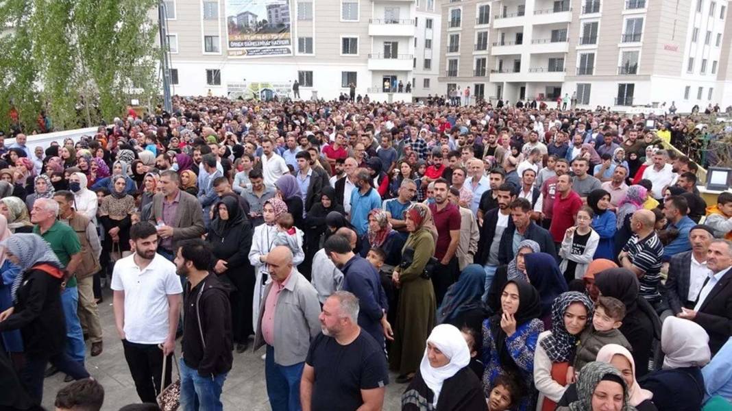 Bir iş insanı hayır olsun diye çekilişle bedava ev verdi! O çekilişe on binlerce kişi katıldı, izdiham oldu! 4