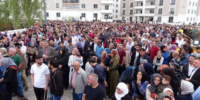 Bir iş insanı hayır olsun diye çekilişle bedava ev verdi! O çekilişe on binlerce kişi katıldı, izdiham oldu!