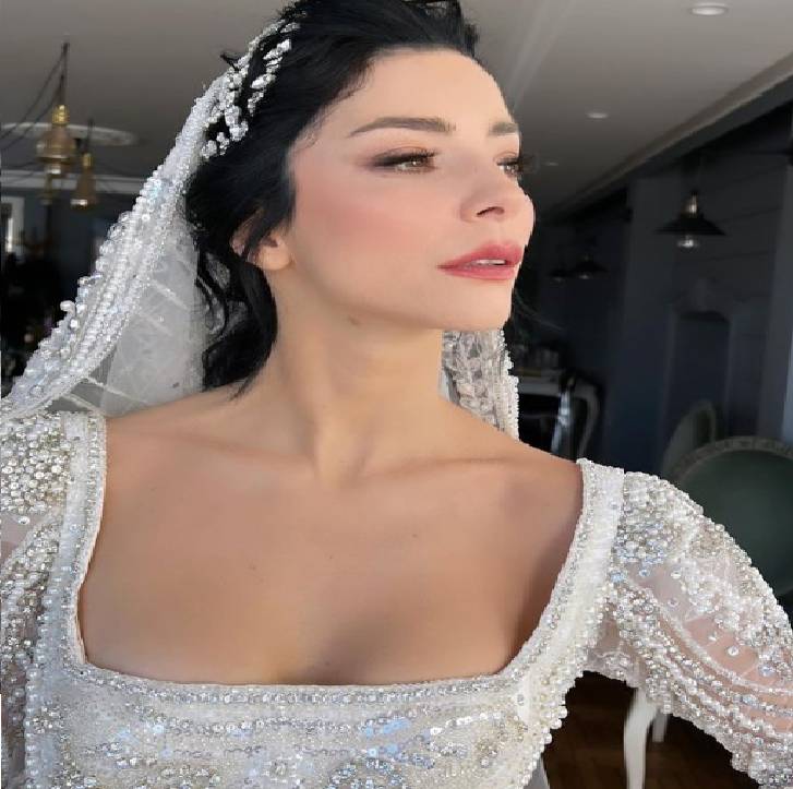 Güzel oyuncu Merve Boluğur, DJ Mert Aydın ile nikah masasına oturdu! Gelinlikli fotoğrafları ile göz kamaştırdı! 5