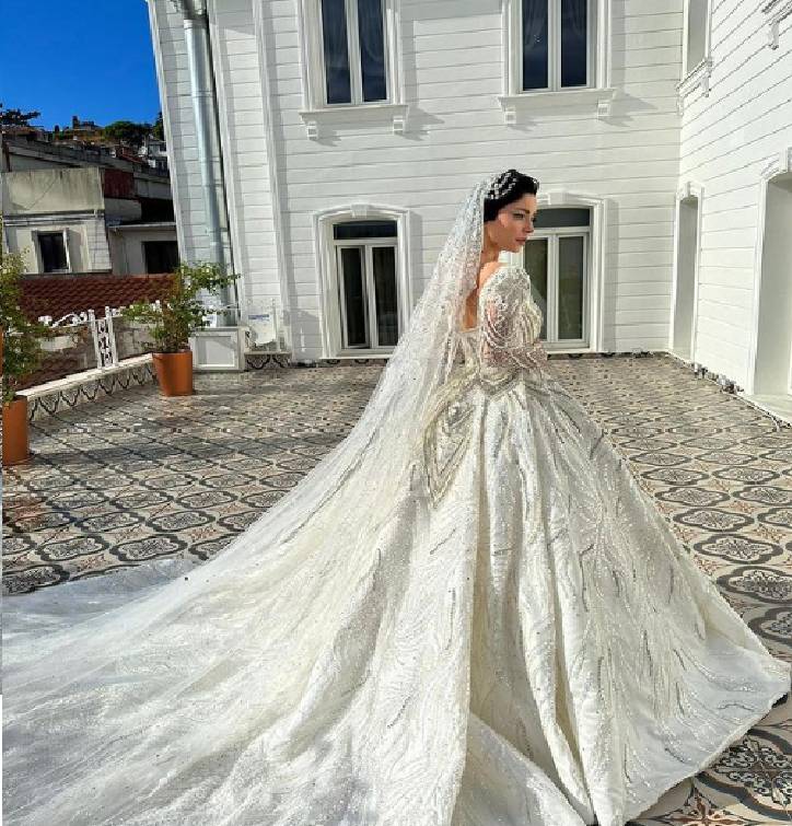 Güzel oyuncu Merve Boluğur, DJ Mert Aydın ile nikah masasına oturdu! Gelinlikli fotoğrafları ile göz kamaştırdı! 6