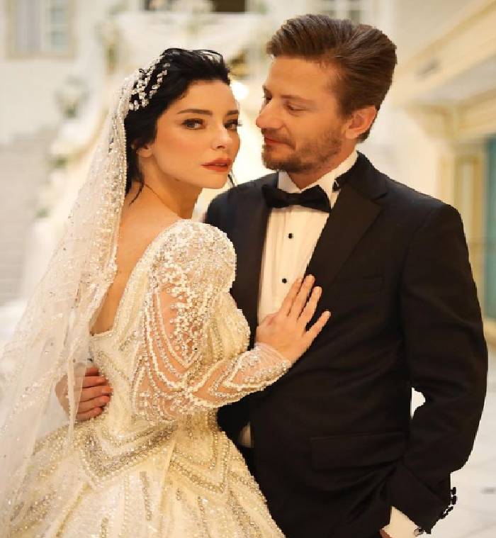 Güzel oyuncu Merve Boluğur, DJ Mert Aydın ile nikah masasına oturdu! Gelinlikli fotoğrafları ile göz kamaştırdı! 8