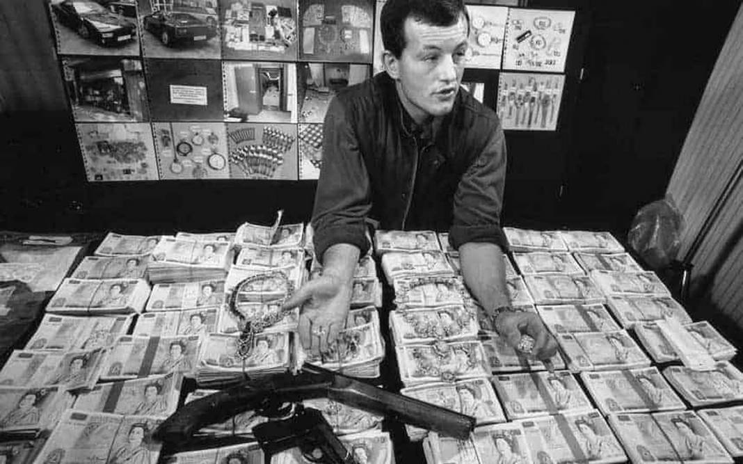 Milyonlarca sterlin ile kaçıp izini kaybettirdikten sonra kendini yakalatan ve dünyanın en aptal hırsızı olarak anılan Valerio Viccei'nin garip hikayesi 6