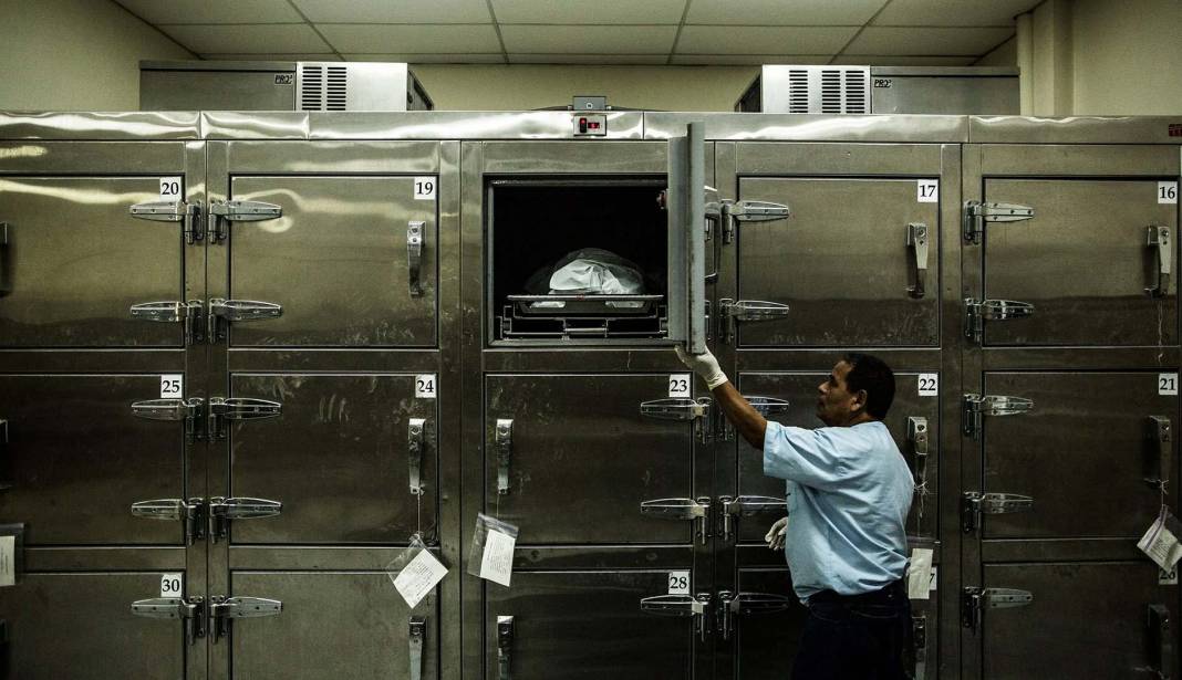 Öldü sanılan adam apar topar morga kaldırıldı! Gerçek saatler sonra ortaya çıktı! Ceset torbasını yırtıp... 1