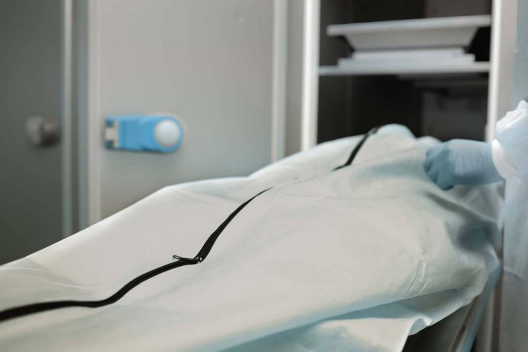 Öldü sanılan adam apar topar morga kaldırıldı! Gerçek saatler sonra ortaya çıktı! Ceset torbasını yırtıp... 3