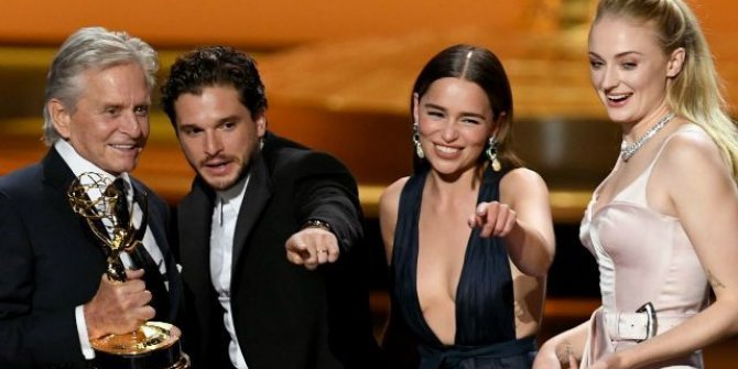 71. Emmy Ödüllerinde ünlü isimler göz kamaştırdı