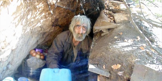 40 yıldır mağarada yaşıyordu! Banyo ve berberi reddetti!