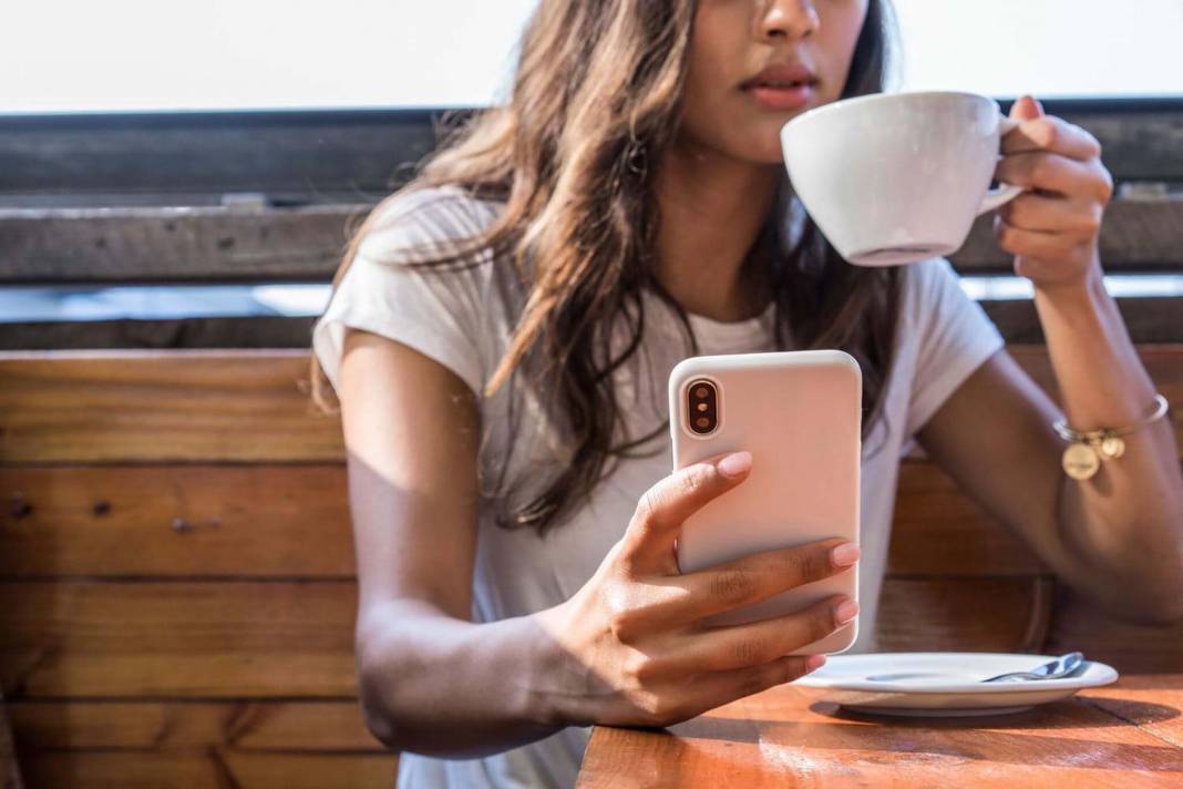 15 yıllık eşinin, geçmişte yaşadığı korkunç olayın başrolü olduğunu öğrendi! Lisedeyken gittiği partide maskeli 2 erkek tarafından... 5