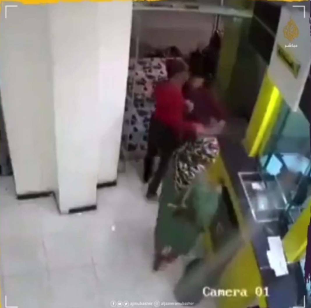 Yemen'de korku dolu anlar! Banka çalışanı ile tartışan kadın, bankada bomba patlattı! 1