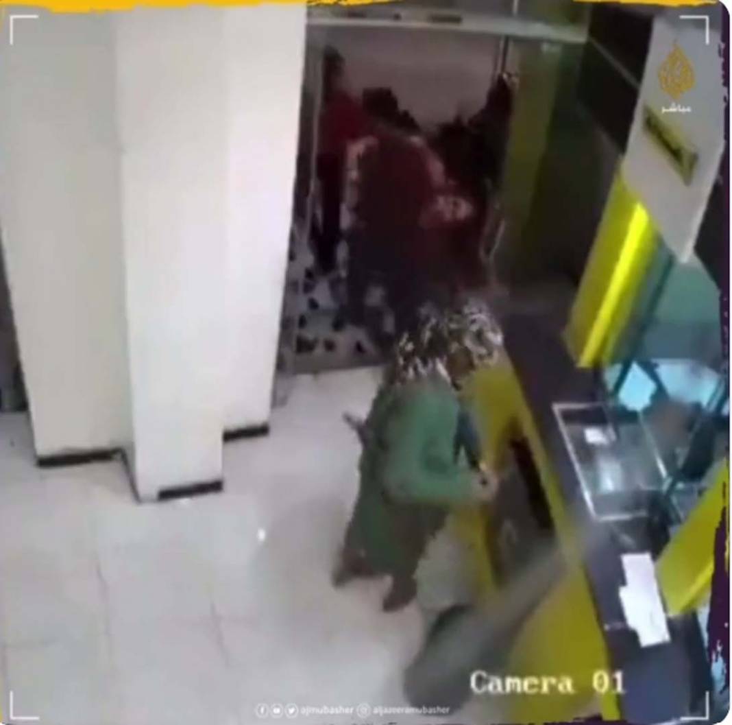 Yemen'de korku dolu anlar! Banka çalışanı ile tartışan kadın, bankada bomba patlattı! 4