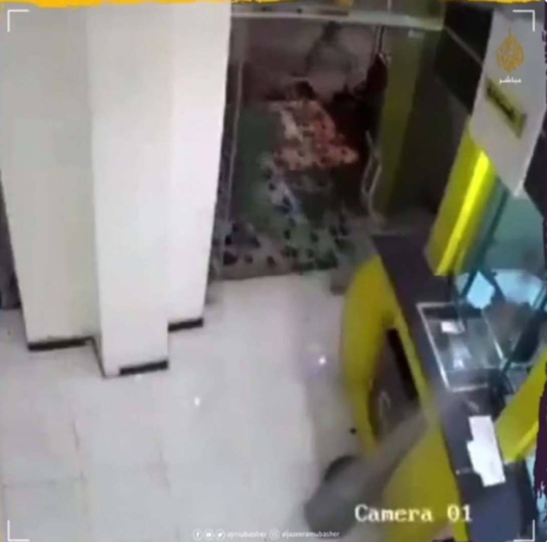 Yemen'de korku dolu anlar! Banka çalışanı ile tartışan kadın, bankada bomba patlattı! 6