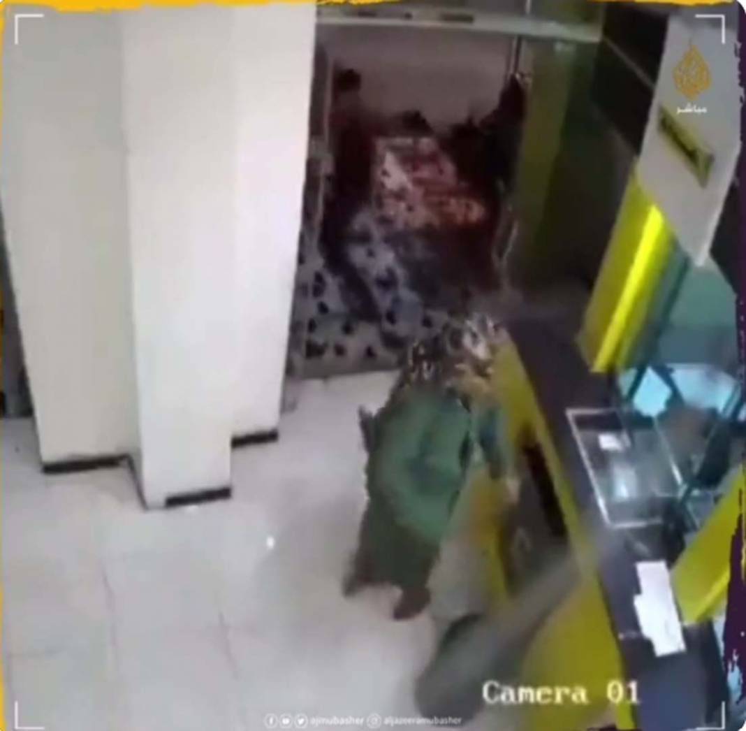 Yemen'de korku dolu anlar! Banka çalışanı ile tartışan kadın, bankada bomba patlattı! 7