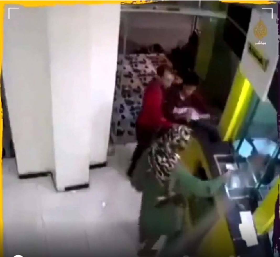 Yemen'de korku dolu anlar! Banka çalışanı ile tartışan kadın, bankada bomba patlattı! 8