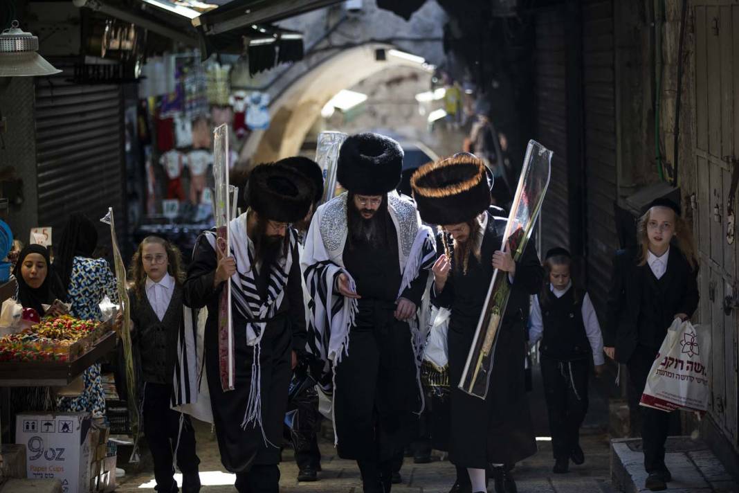 Sukot Bayramı kutlayan Yahudilerden alçak hareket! Kur'an-ı Kerim yırtıp ateşe verdiler! 1
