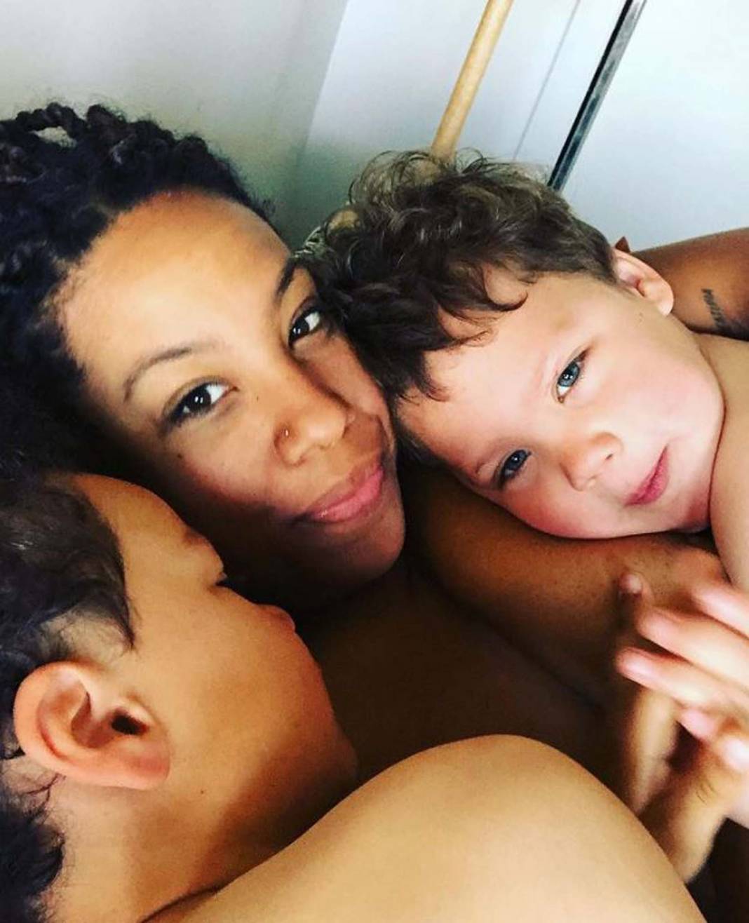 Kocası ve sevgilisiyle aynı evi paylaşıp açık ilişki yaşadığını söyleyen kadından şaşırtan itiraflar! "Bu harika bir şey" 4