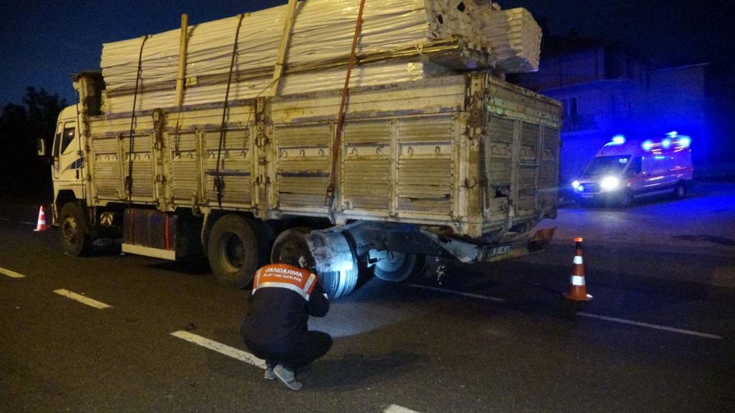 Uşak'ta feci kaza! Otomobil, kamyona çarptı: Ölüler ve yaralılar var 5