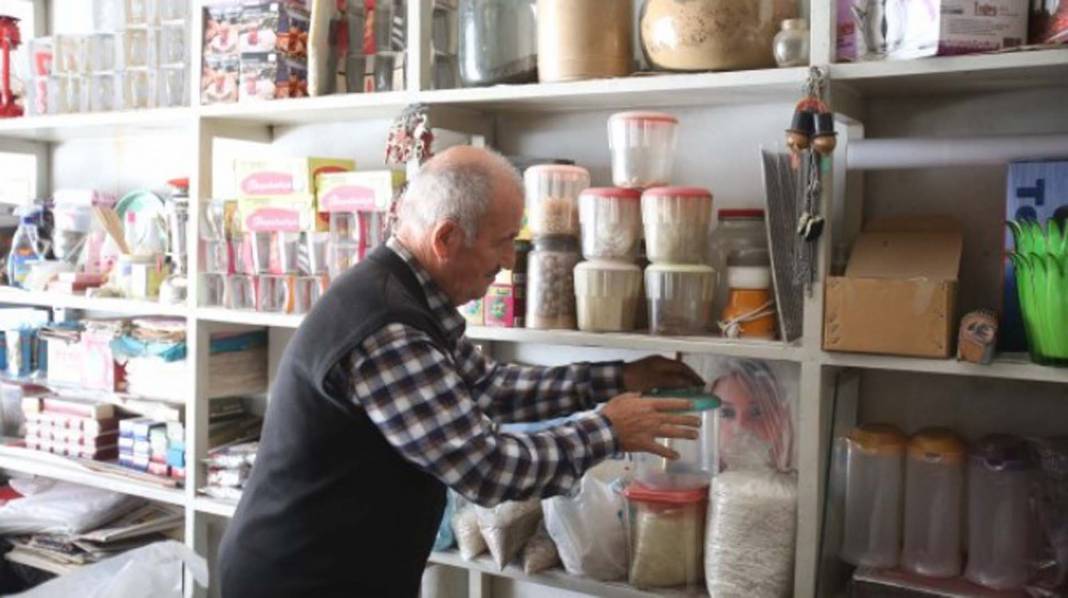 İçi eşya dolu dükkana gözü gibi bakıyor ama satış yapmıyor! Nedenini duyunca çok şaşıracaksınız! 2