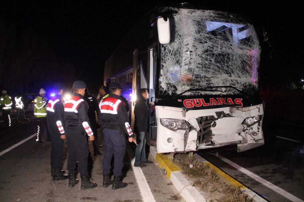 Sivas'ta yola fırlayan at, zincirleme kazaya neden oldu! Çok sayıda yaralı var 8