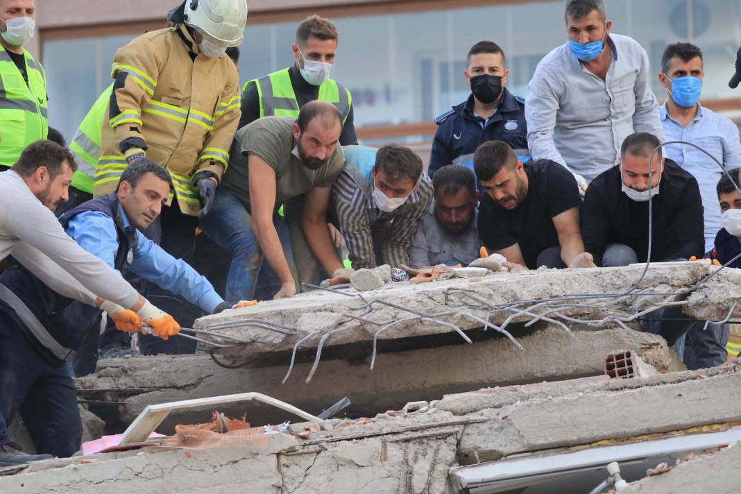 İzmir depremini 2. yılında unutmadık! İşte depremin acı fotoğrafları... 12